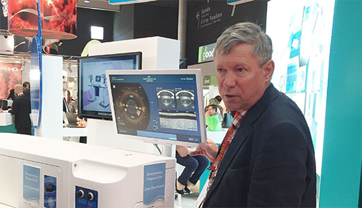 Проф. С.И. Анисимов на конгрессе ESCRS в Барселоне осматривает новое оборудование для лечения аномалий рефракции