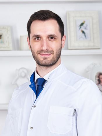 Врач-офтальмолог Саво Мичович, специалист по лечению патологий сетчатки и переднего отрезка глаза