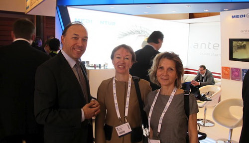 профессор Ю.В. Тахтаев, профессор С.Ю. Анисимова и доктор О. Гайер (Израиль) на конгрессе Европейского общества ESCRS, на выставке офтальмологического оборудования. Чехия, Прага, Февраль 2012.