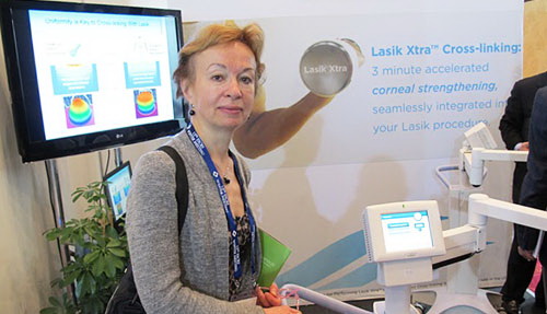Профессор С.Ю.Анисимова знакомится с новым прибором для проведения кросслинкинга на выставке конгресса Европейского общества катарактальных и рефракционных хирургов в Стамбуле. Февраль 2011.