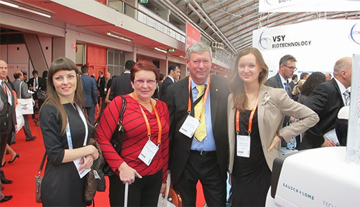 Профессор С.И. Анисимов, специалист глазного центра «Восток-Прозрение» Н.С. Анисимова с коллегами на конгрессе ESCRS в Амстердаме 2013
